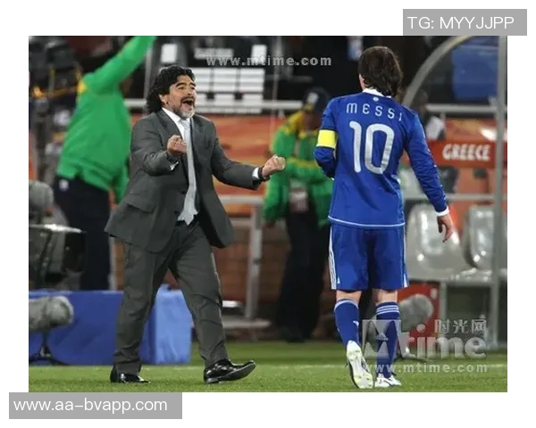 梅西课间专注踢球不理铃声老师提醒他马拉多纳独一无二