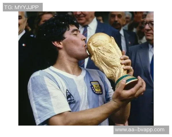 在那不勒斯进球后恩佐向马拉多纳致敬永远铭记传奇之光